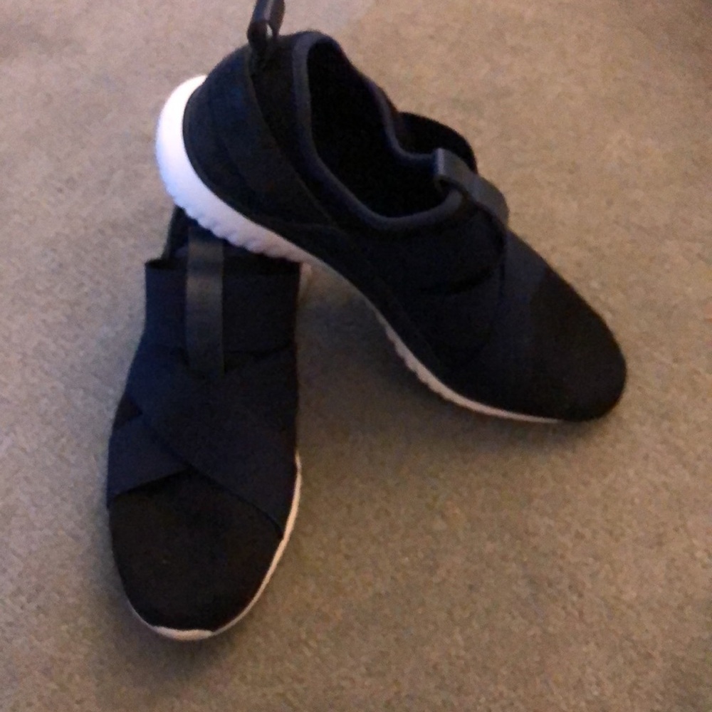 Cole Haan sneaker size 7.5 or 8. I wear a 7 and they are a smidgen big. So comfy